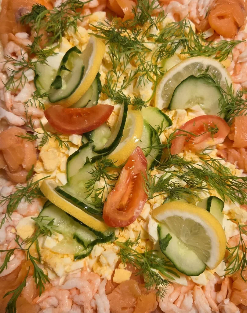 Smörgåstårta med lax och räkor
